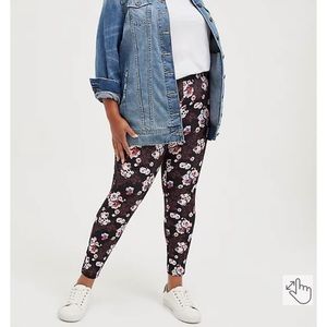 NWT TORRID PIXIE PANT - LUXE PONTE FLORAL SKULL